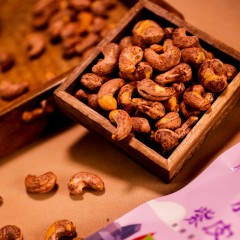 茉语凡紫皮腰果250g/袋 每一颗都圆润饱满，深紫色的外皮裹着饱满圆润的果仁，酥酥脆脆的口感，越嚼越上头