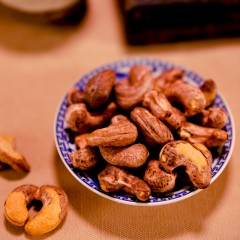 茉语凡紫皮腰果250g/袋 每一颗都圆润饱满，深紫色的外皮裹着饱满圆润的果仁，酥酥脆脆的口感，越嚼越上头