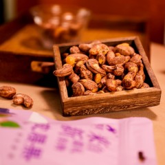 茉语凡紫皮腰果250g/袋 每一颗都圆润饱满，深紫色的外皮裹着饱满圆润的果仁，酥酥脆脆的口感，越嚼越上头