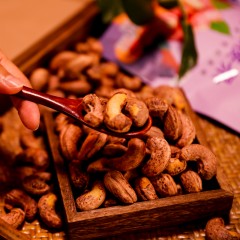 茉语凡紫皮腰果250g/袋 每一颗都圆润饱满，深紫色的外皮裹着饱满圆润的果仁，酥酥脆脆的口感，越嚼越上头