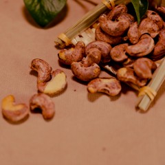 茉语凡紫皮腰果250g/袋 每一颗都圆润饱满，深紫色的外皮裹着饱满圆润的果仁，酥酥脆脆的口感，越嚼越上头